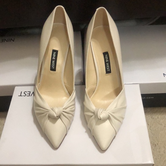 Brand New Ivory Colored Heels, Size 6 with box. - Picture 2 of 8